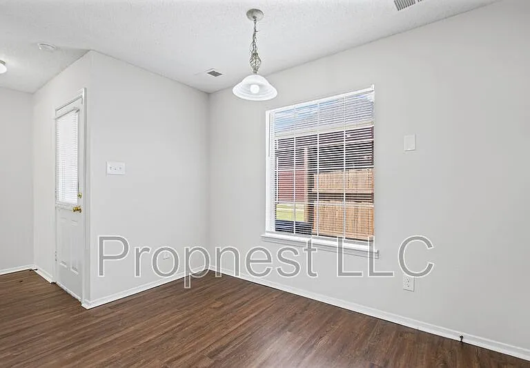 807 Barrington Woods Cv — Photo 3