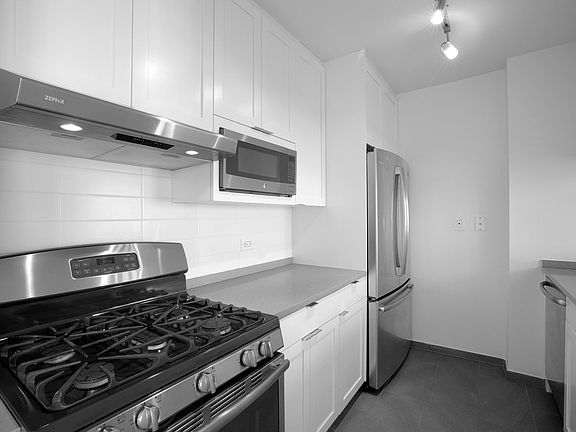 5th image of 200 W 60th St APT 25C