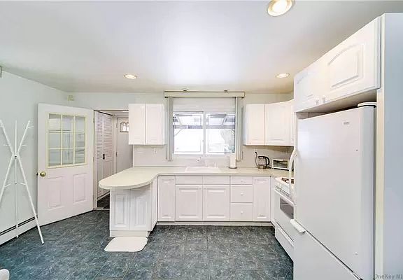 4th image of 61-24 62nd St