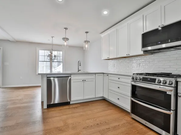16 Forestedge Way, Manchester, NH 03102