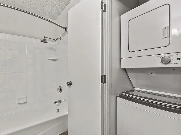 Oak Pointe Apartments — Photo 18
