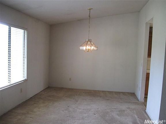 5th image of 3258 Larchmont Dr