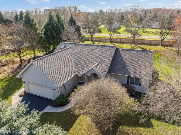6862 Kestrel Ridge Rd, Brighton, MI 48116