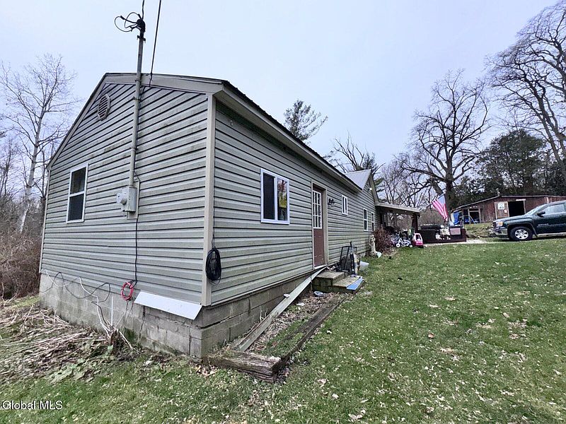 4th image of 1427 North Road