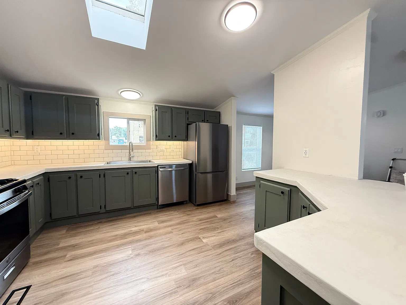 4 bed, 2.0 bath, 1300 sqft, $3,300 — Photo 2