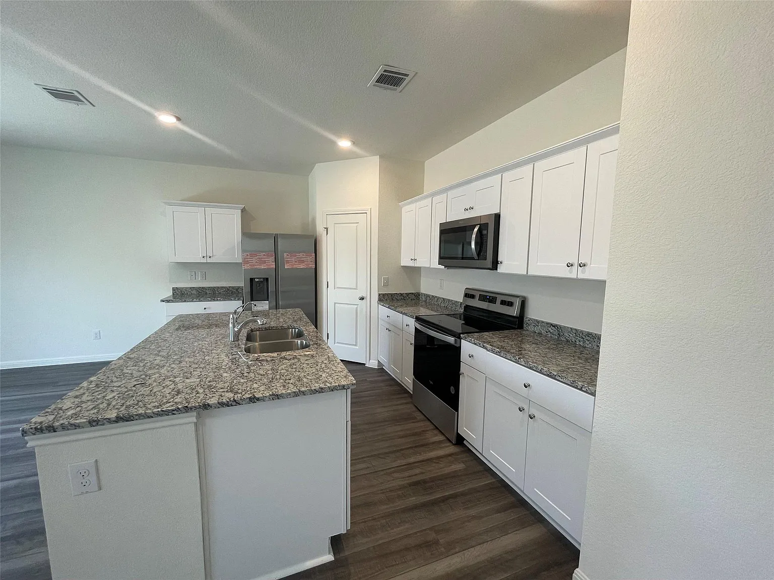 4 bed, 3.0 bath, 2300 sqft, $1,899 — Photo 4