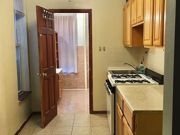 3rd image of 570 Morgan Ave APT 2L