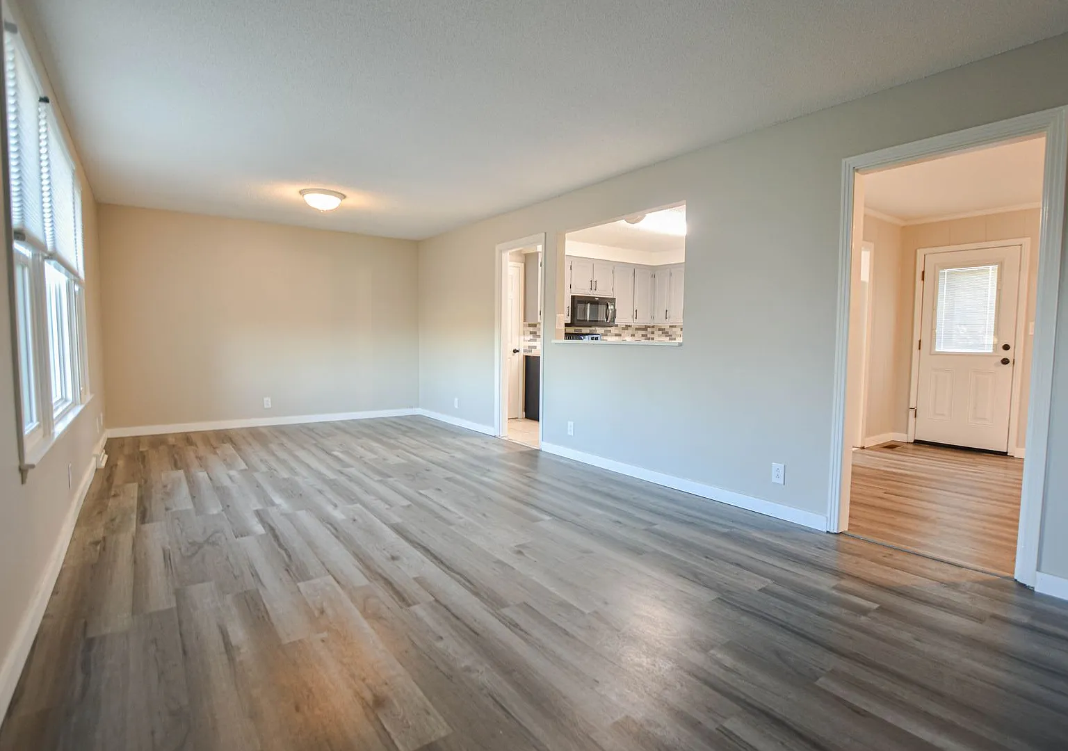 Pet Friendly Three Bedroom with Basement! — Photo 2