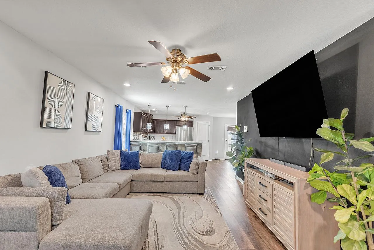 5 bed, 1956 sqft, $2,400 — Photo 3