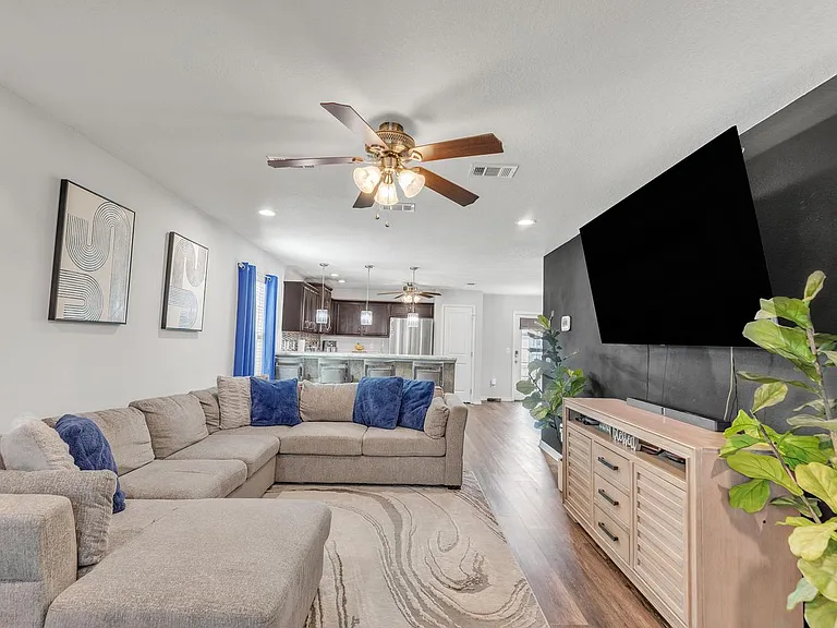 503 Eisenhower Dr — Photo 3