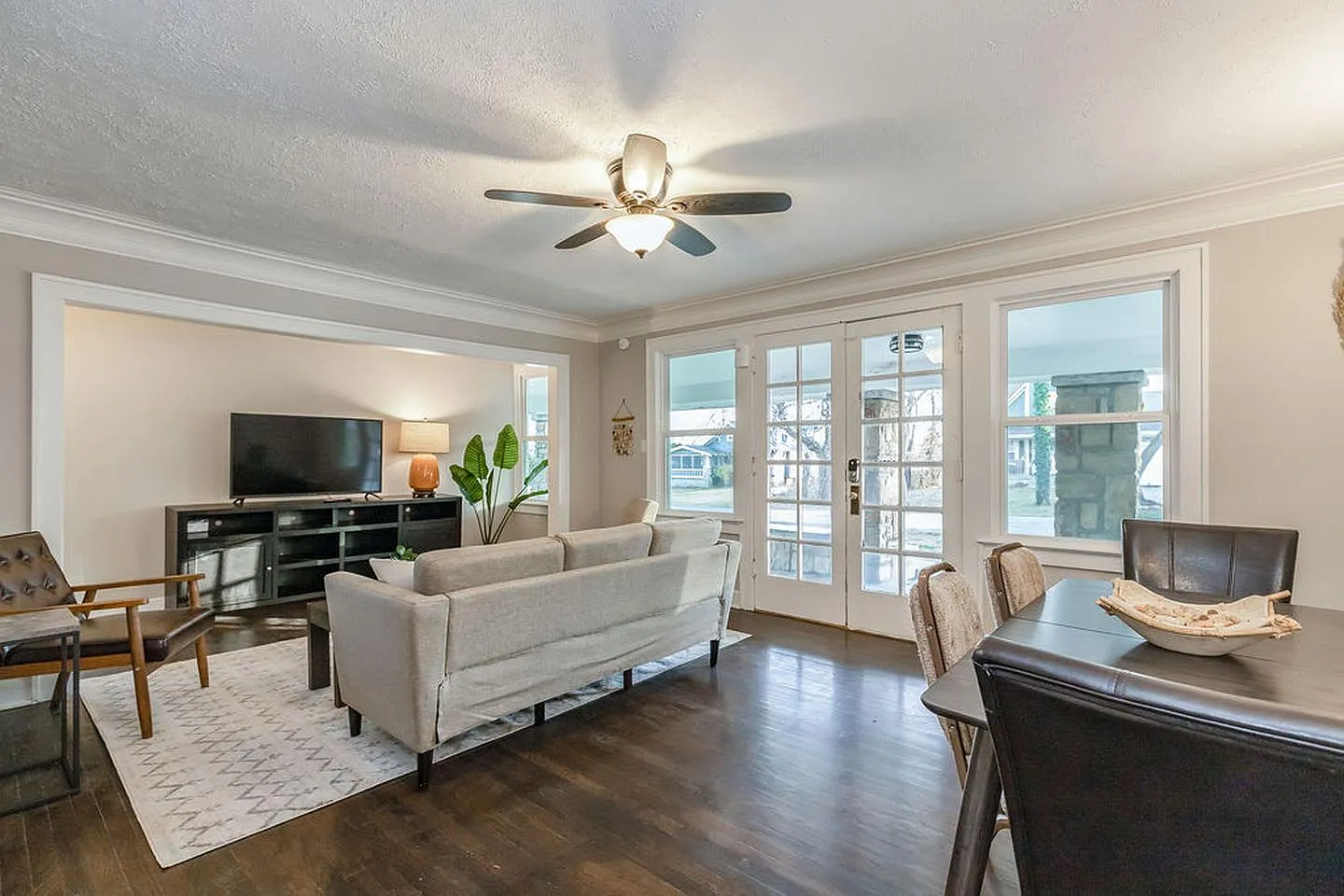 Discover this cozy Kansas City gem, blending comfort and convenience perfectly! — Photo 3