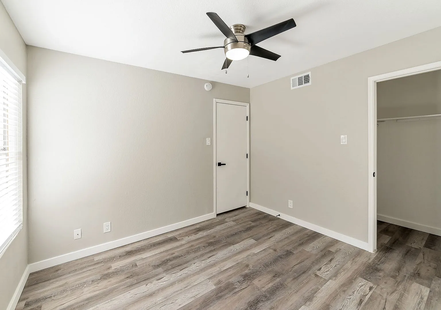 2726 E Beck Ln — Photo 2