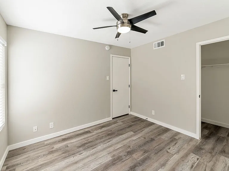 2726 E Beck Ln — Photo 4
