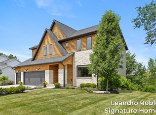6 Fox Point Ct NE, Ada, MI 49301