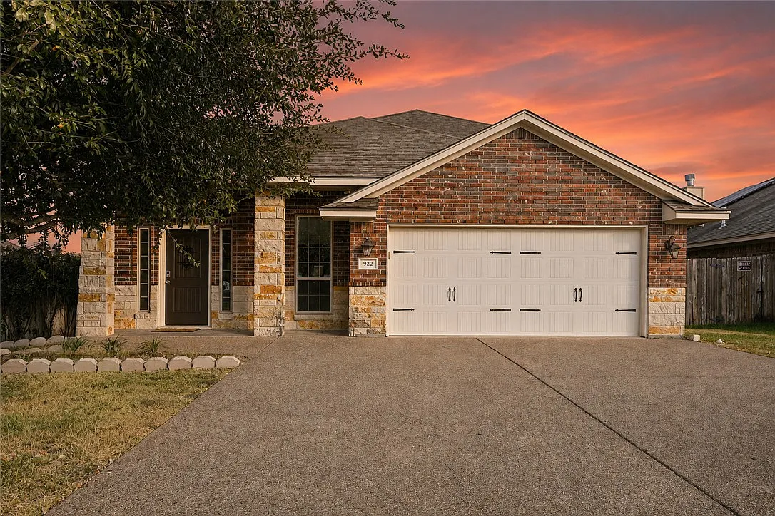 4 bed, 2374 sqft, $2,485 — Photo 2