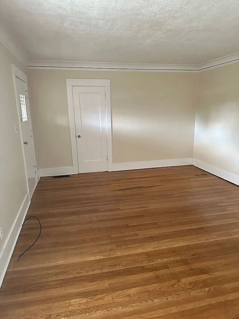 Wallingford 2 Bedroom House with Fenced Yard and Covered Parking — Photo 4