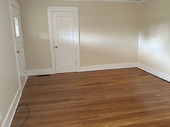 4th image of 142 NE 53rd St