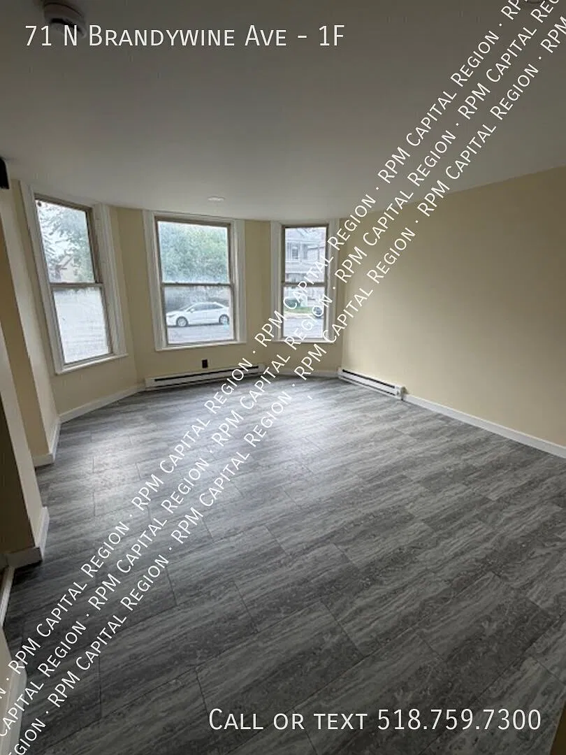 Charming 2-Bedroom Apartment in Schenectady, NY — Photo 2