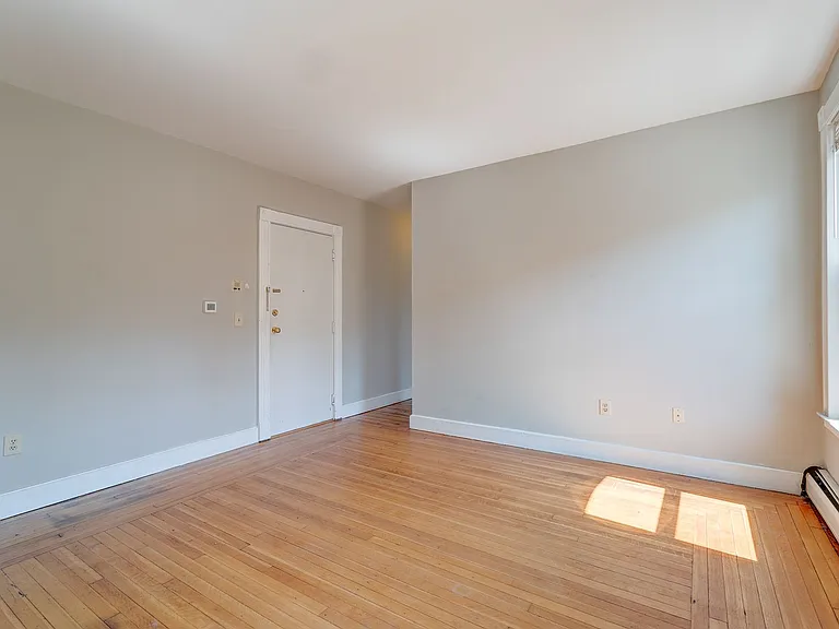 94 Howe St — Photo 3