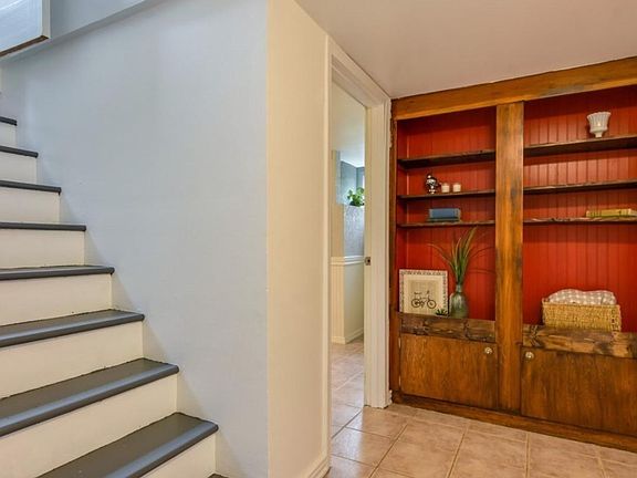 stairs to lower level
