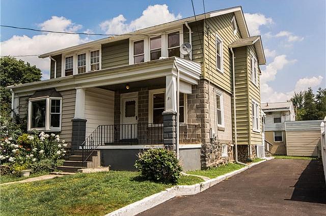 Conveniently located & renovated 3BR townhome