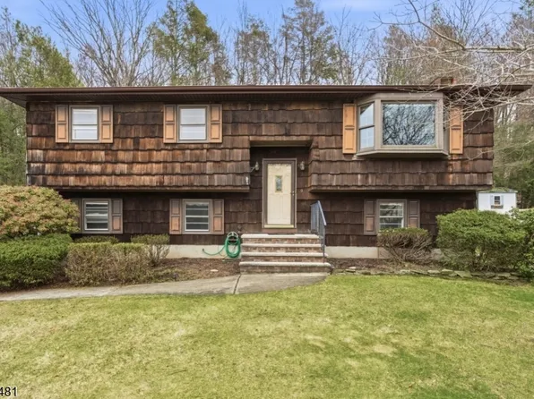 9 Hemlock Dr, Franklin Boro, NJ 07416