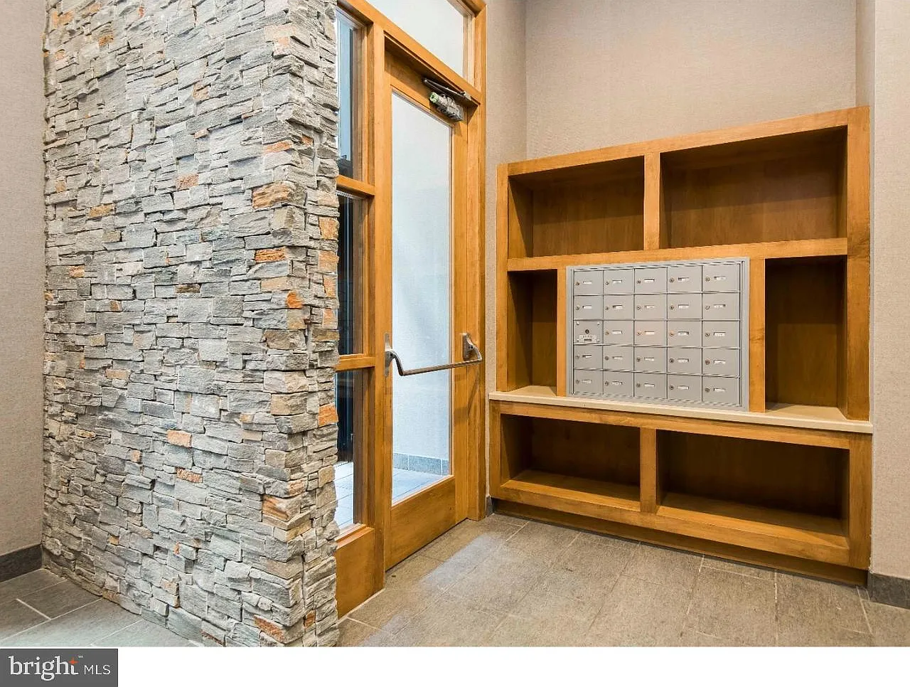 2 bed, 2.0 bath, 1026 sqft, $2,605 — Photo 2