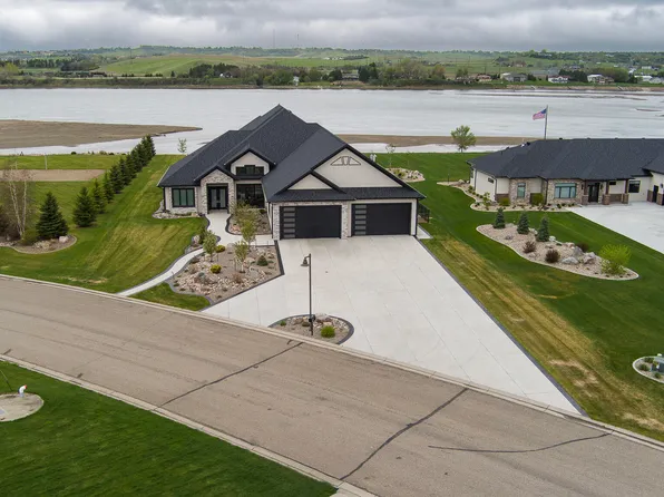 6416 Misty Waters Dr, Bismarck, ND 58503