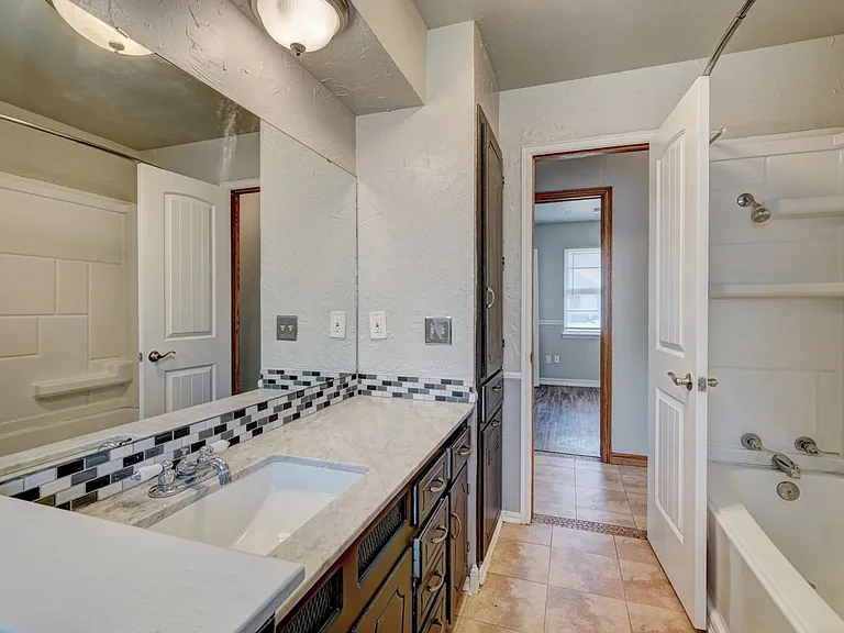 1401 Hampton Dr — Photo 33