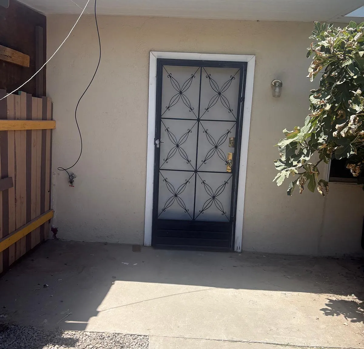 1 bed, 1.0 bath, 300 sqft, $650 — Photo 1