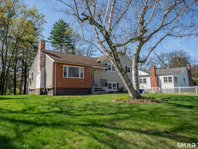 115 Hilldale Rd — Photo 2