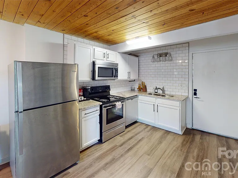 201 S Hoskins Rd — Photo 6