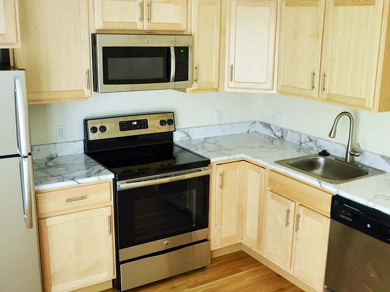 231 Carron St — Photo 3