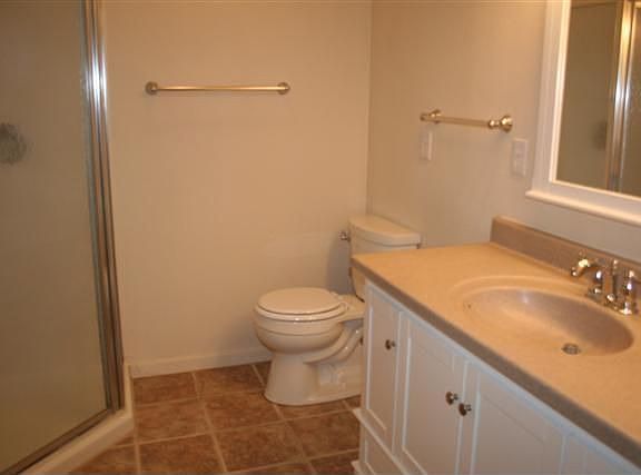 4th image of 372 Coulee Dr