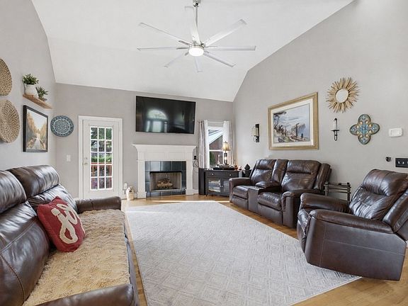 3rd image of 1514 Brookstone Cir
