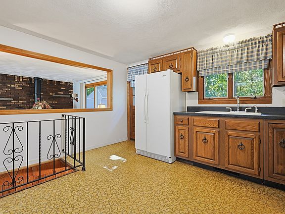 3rd image of 121 Park Cir