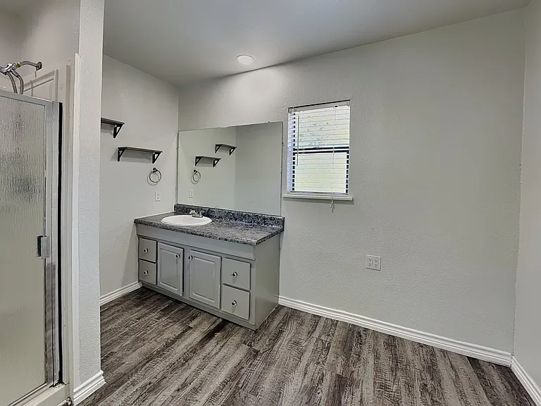 2913 Hunter St — Photo 13