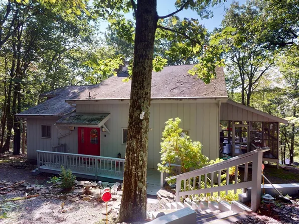 118 Saddlebrook Ln, Lords Valley, PA 18428