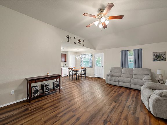 3rd image of 2032 Sabine Dr