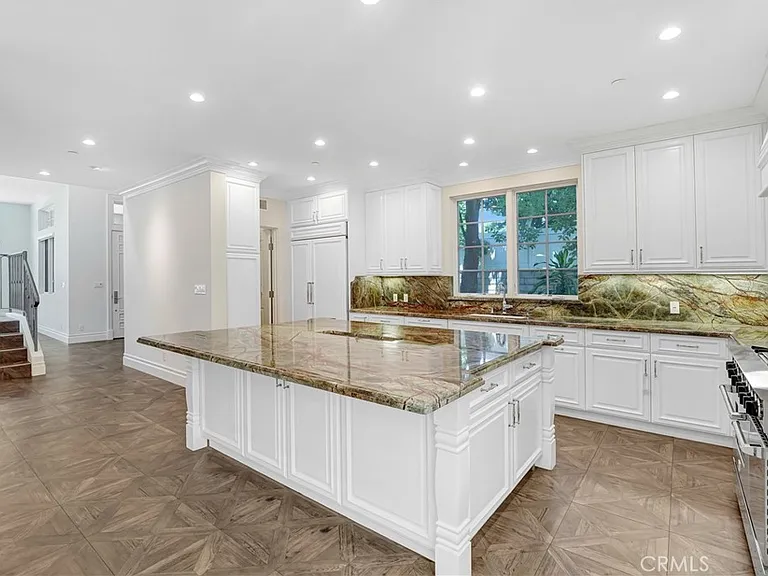 1714 W Oak St — Photo 16