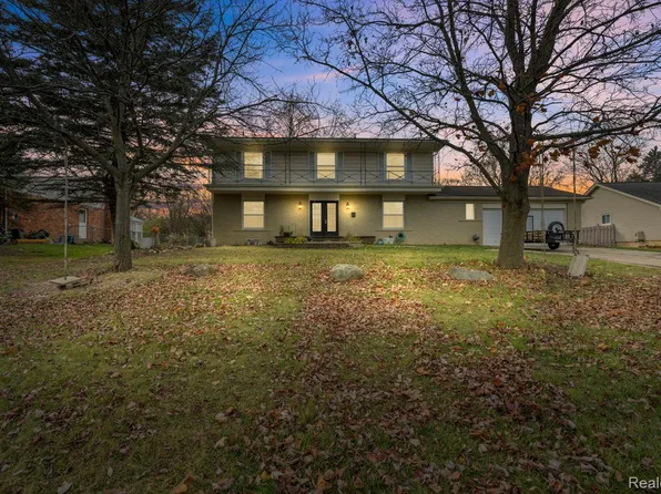 12030 Francesca Dr, Grand Blanc, MI 48439