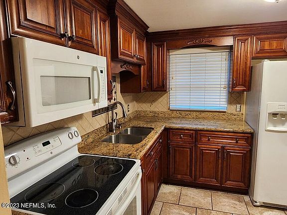 3rd image of 5608 CORVAIR Avenue