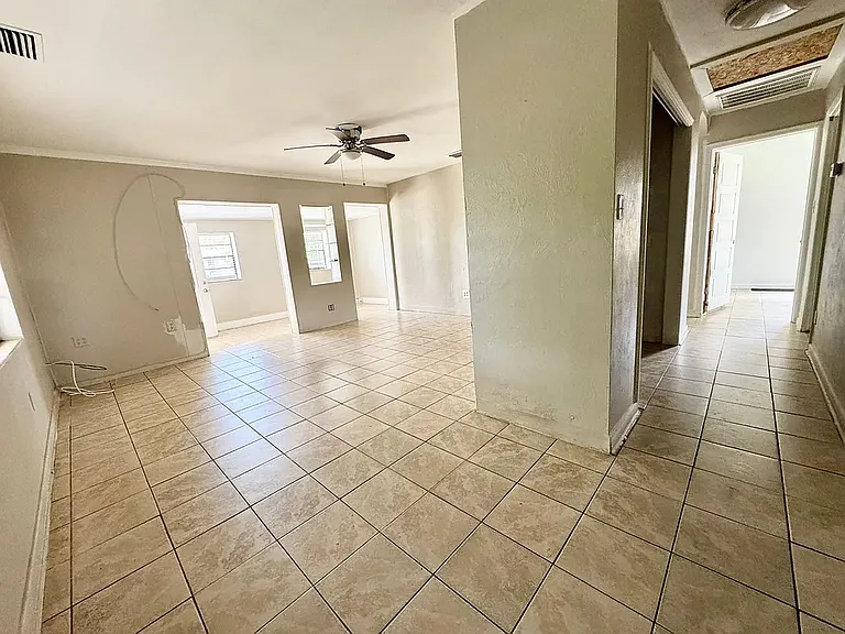 2233 E Magnolia St — Photo 10