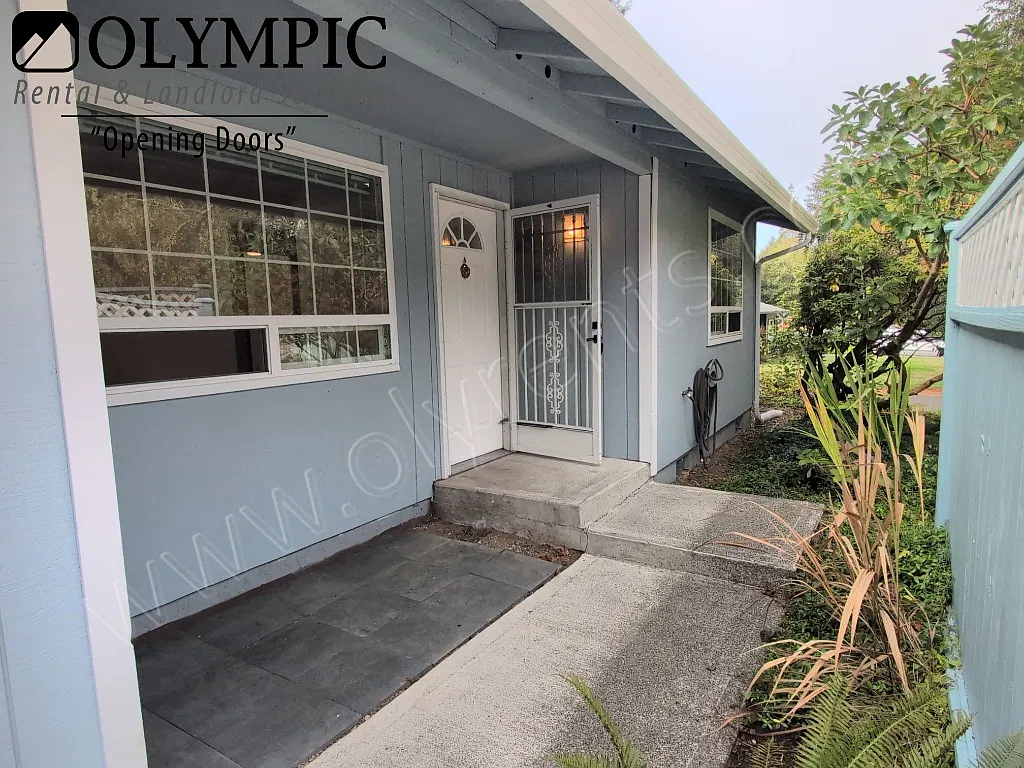 Perfect 2 bed, 1 bath rambler in West Olympia with A/C — Photo 2