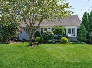 11 Wendell St, Plainview, NY 11803