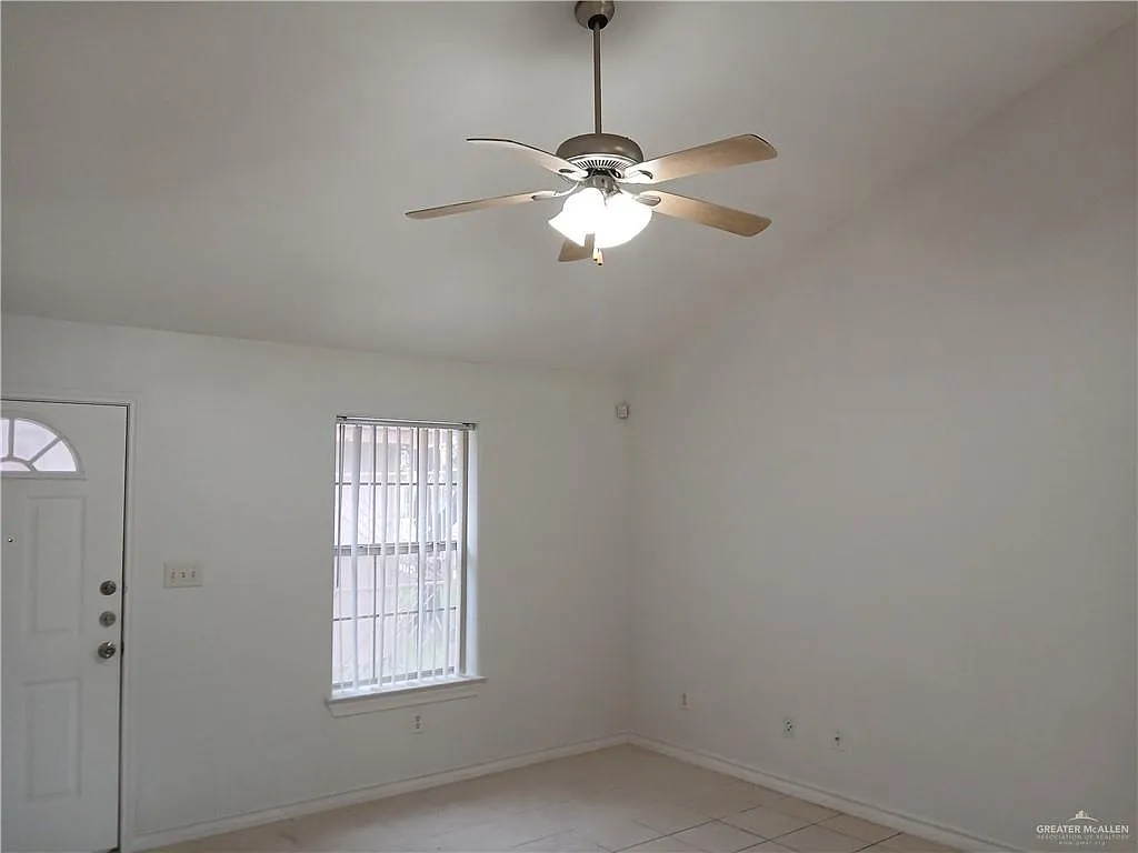 Building Photo - 2101 Bahamas Dr