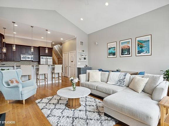 3rd image of 3312 N Kenmore Ave APT 3