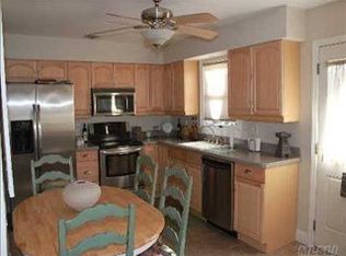 10 Greenway Ter, Lake Grove, NY 11755