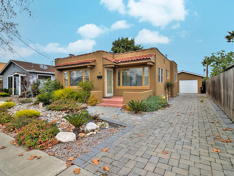 1076 Waco St — Photo 2