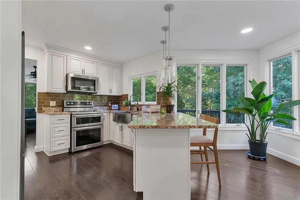 4 bed, 2.0 bath, 1979 sqft, $3,800 — Photo 4